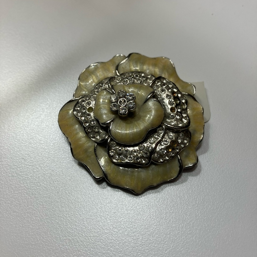 Chic Rhinestone Flower Brooch